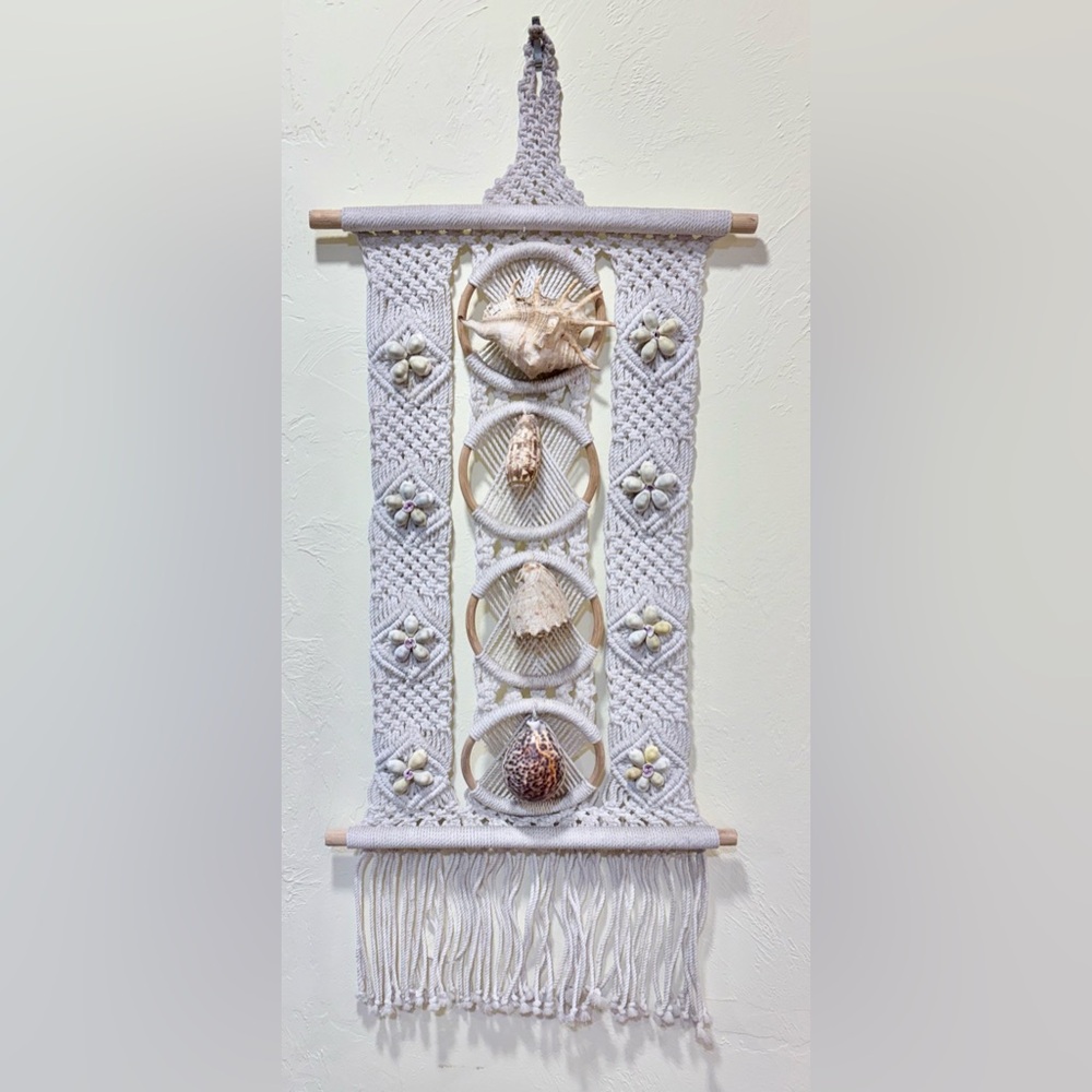 Macrame wall hanging with Sea Shells white vguc
